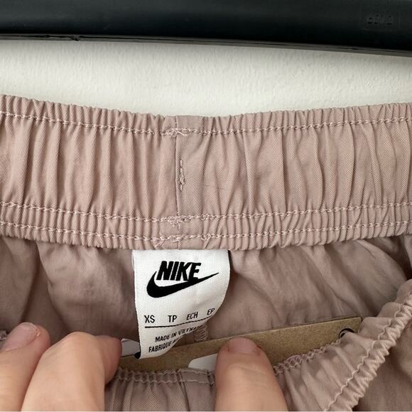 Nike Women’s High Rise Cargo Pants with Relaxed Fit XS Pink NWT - Picture 6 of 7